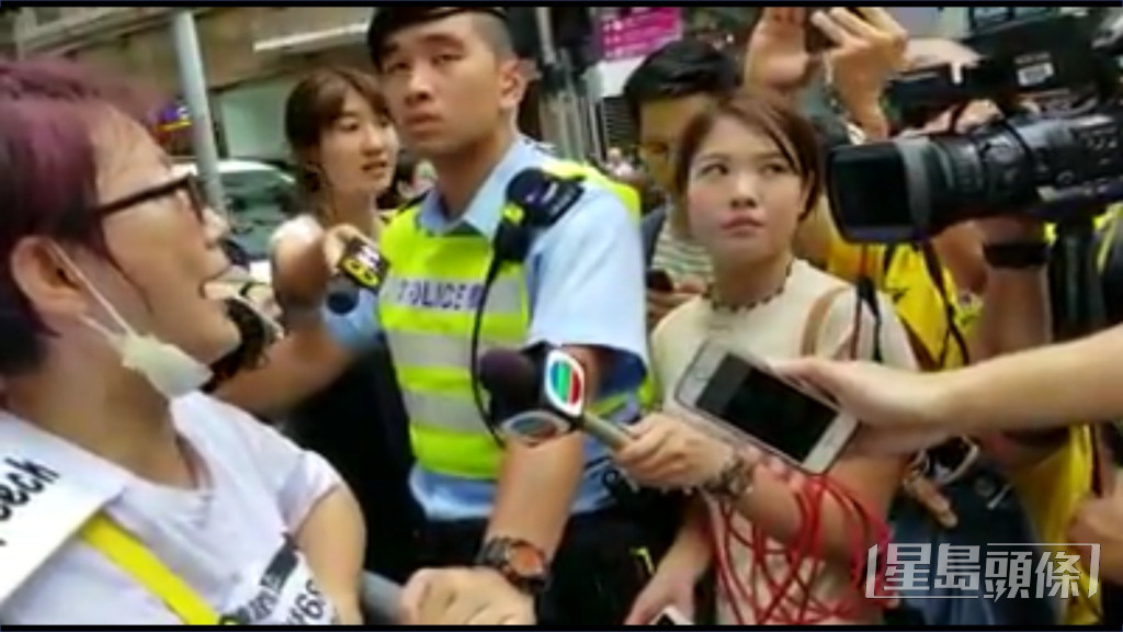 2018年8月做街访时，对于受访者以“CCTVB”贬称TVB，率性的何曼筠在镜头前翻白眼。