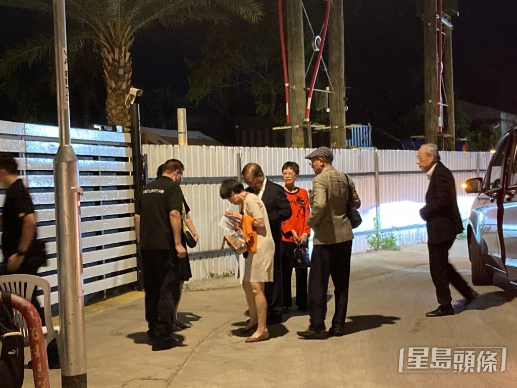 不少亲友到场。 不少亲友到场。