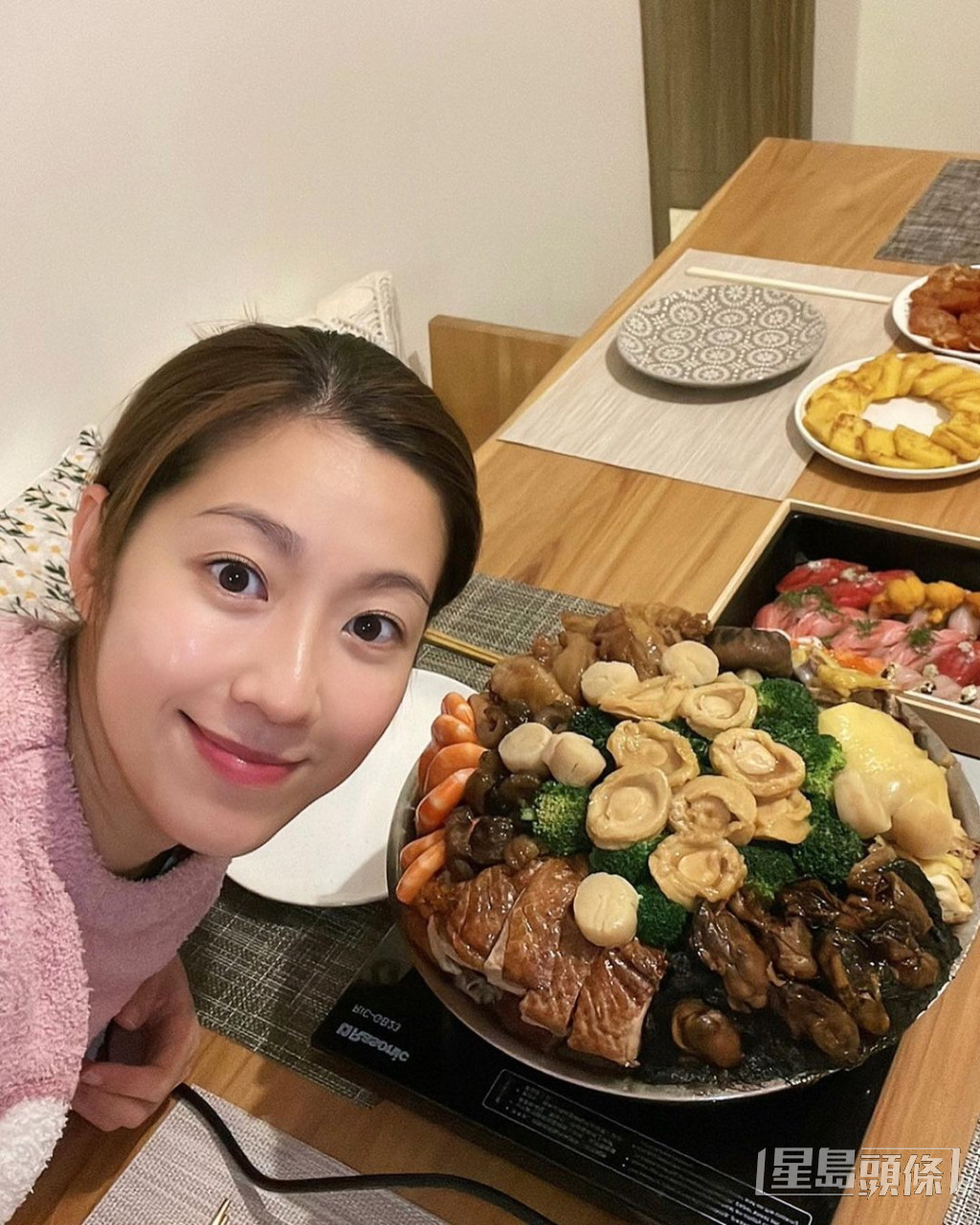 陳自瑤早前於IG分享吃團年飯的影片，可見她只拍美食以及自拍。  ​