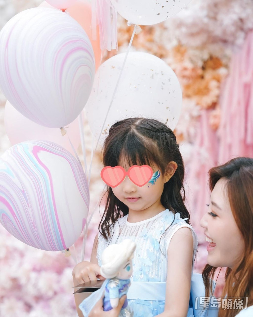 近年經常避免將女兒外表曝光。 