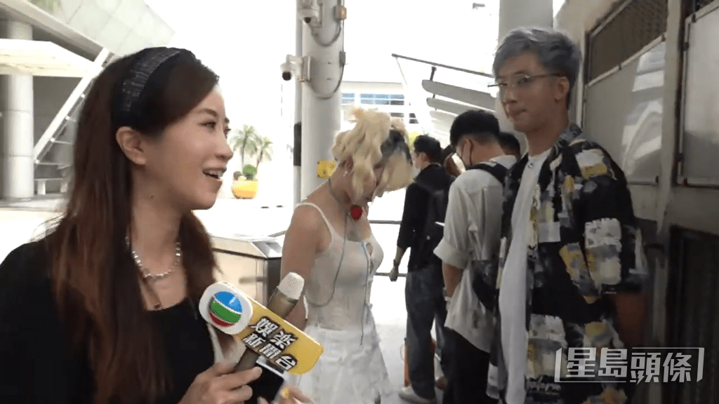 主持把握機會訪問這位風頭人物。