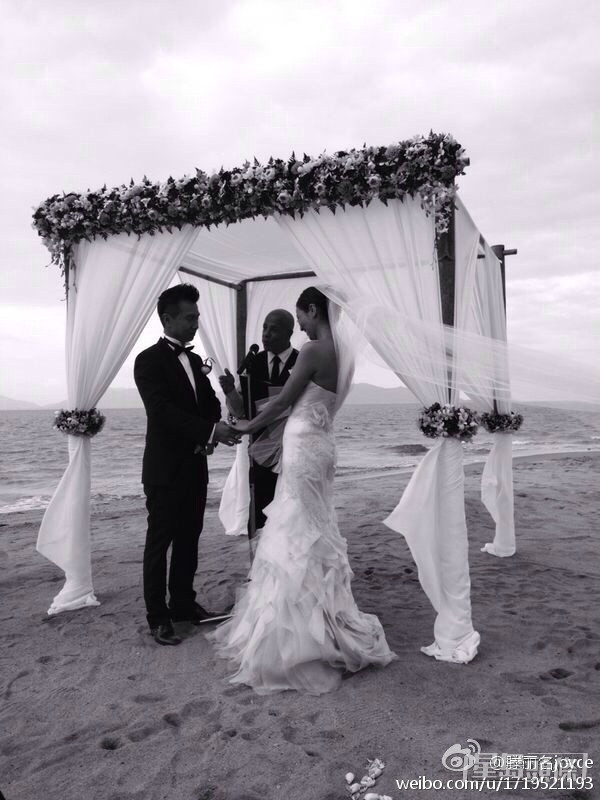 滕麗名與圈外老公朱建崑於2013年12月在泰國蘇梅島舉行婚禮。