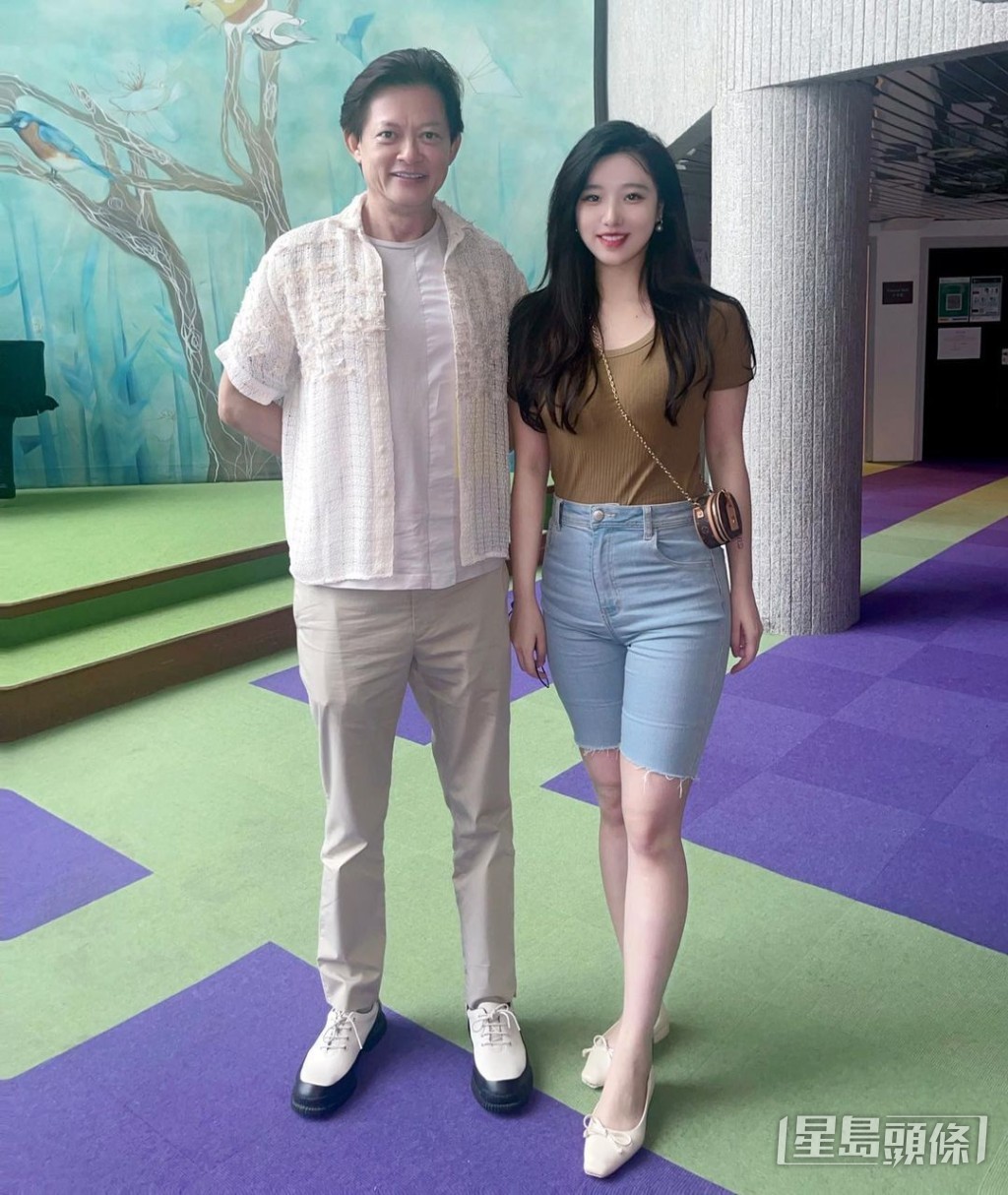 Nichole亦曾與著名男高音歌唱家莫華倫合照。