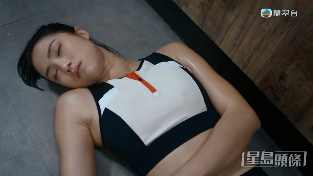 最後暈倒被抬走。