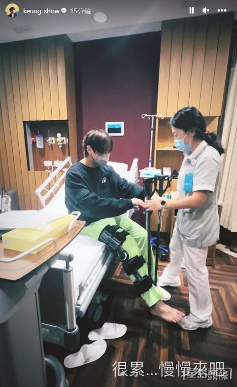 姜濤做完腳傷手術後，嘗試坐起身。