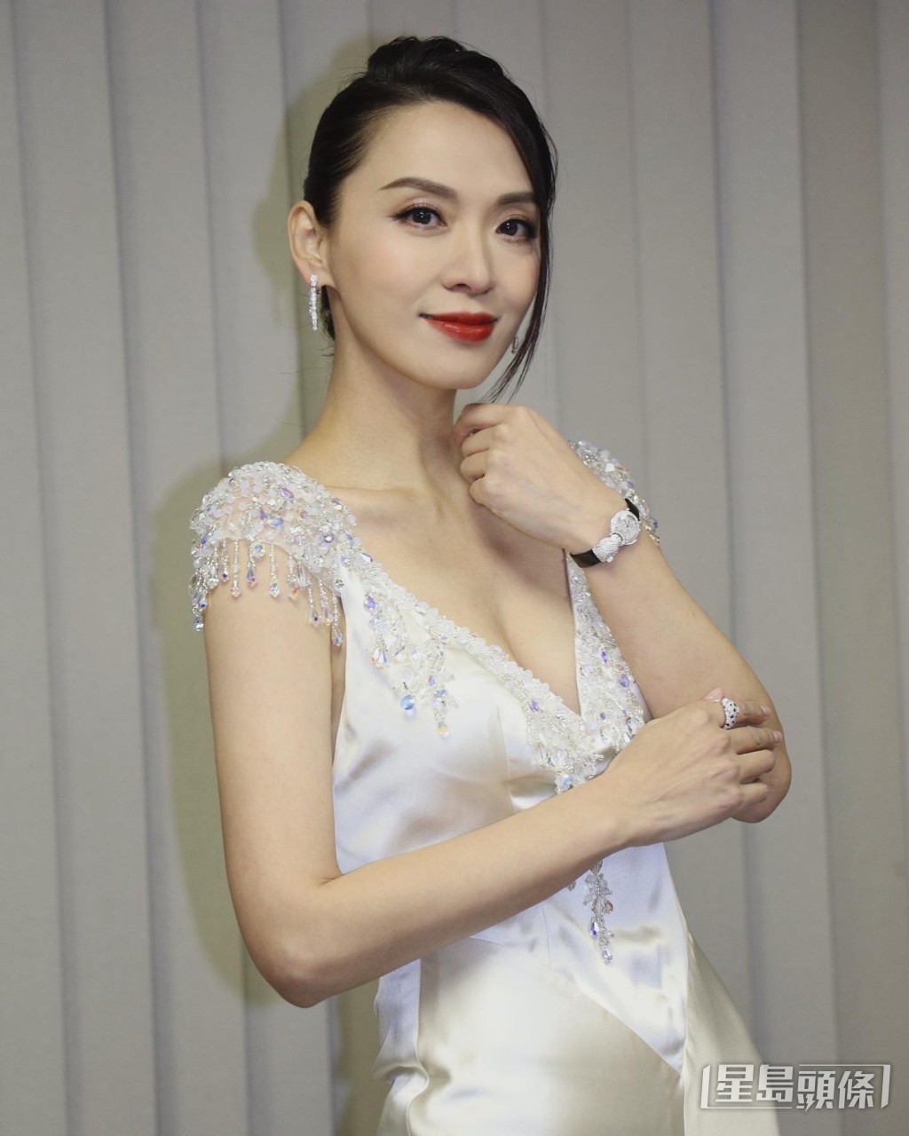 陳煒出席台慶頒獎禮的服飾,更加性感。