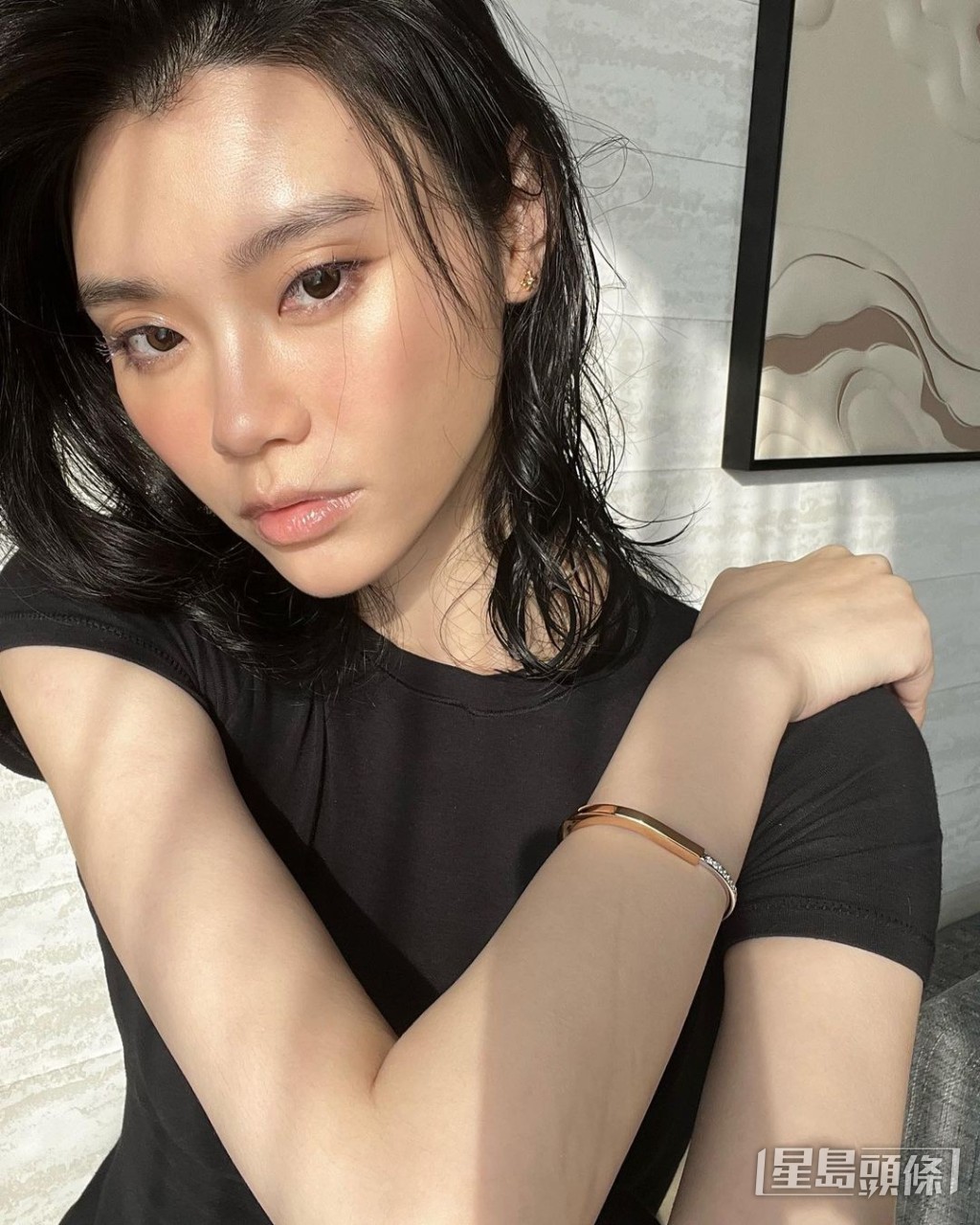 奚夢瑤近月出Po都只見上半身。