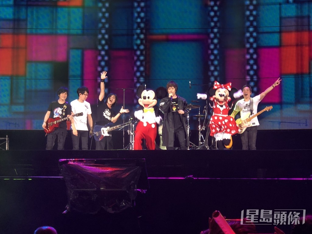 五月天2018年首度在迪士尼樂園露天場地開唱，成為首組在該地方開唱的歌手。