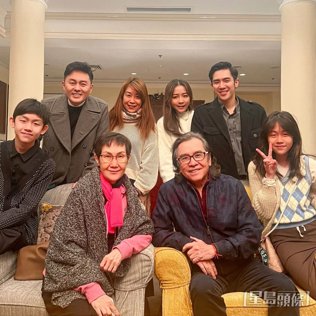 姜大衛年初貼出三代同堂迎新年的合家福,見到曹永廉一對子女越大越似外公!