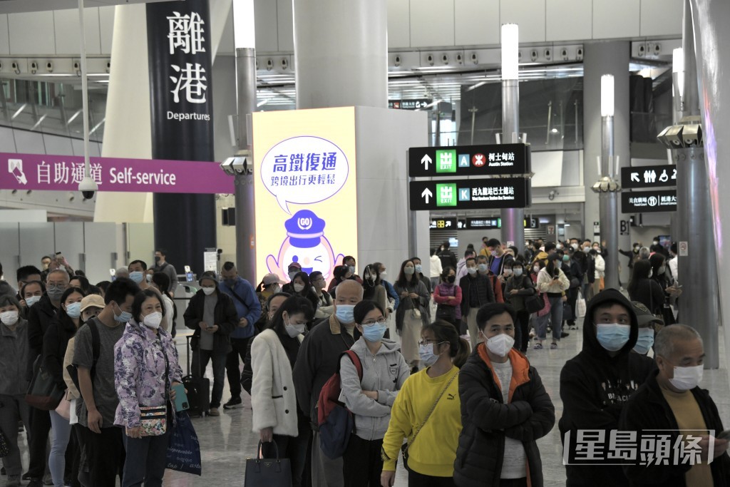 排隊市民摩肩接踵進入西九高鐵站。黃偉強攝