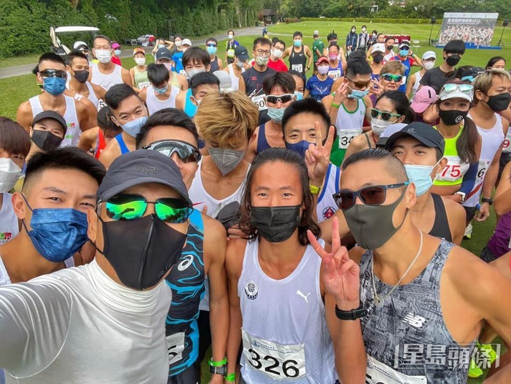 國際巨星周潤發向來親民,平日出入會搭港鐵、去茶餐廳。
