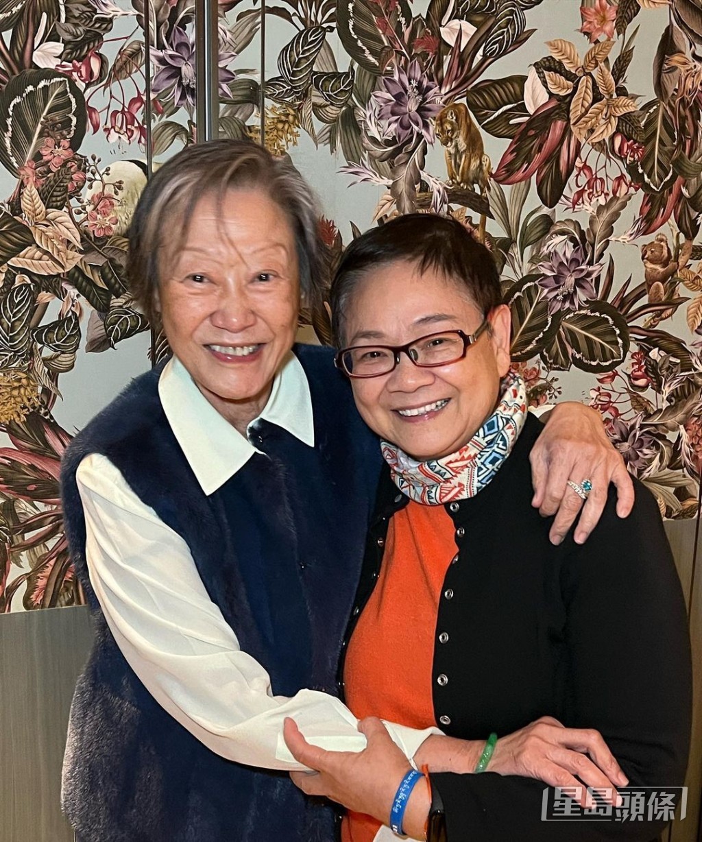 陳家瑛衣着樸素,雖然有不少白髮,但仍非常精神,亦依然很有女強人氣質,合照時更不經意晒出手上閃爆的鑽戒,非常搶Fu!