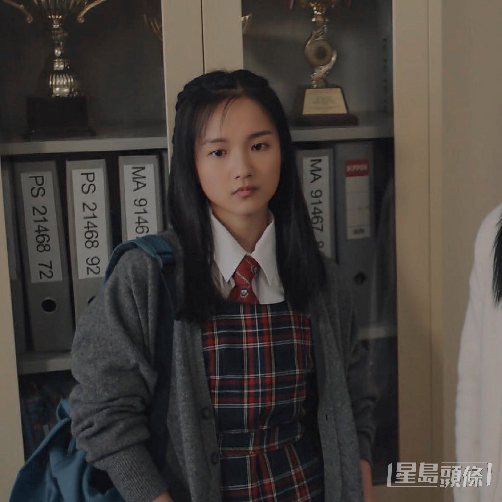鄧卓殷在劇中飾演中學生，零違和感。