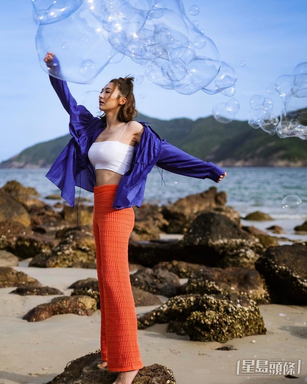 由於高海寧上圍太豐滿,即使封胸依然記到雙峰凸出。