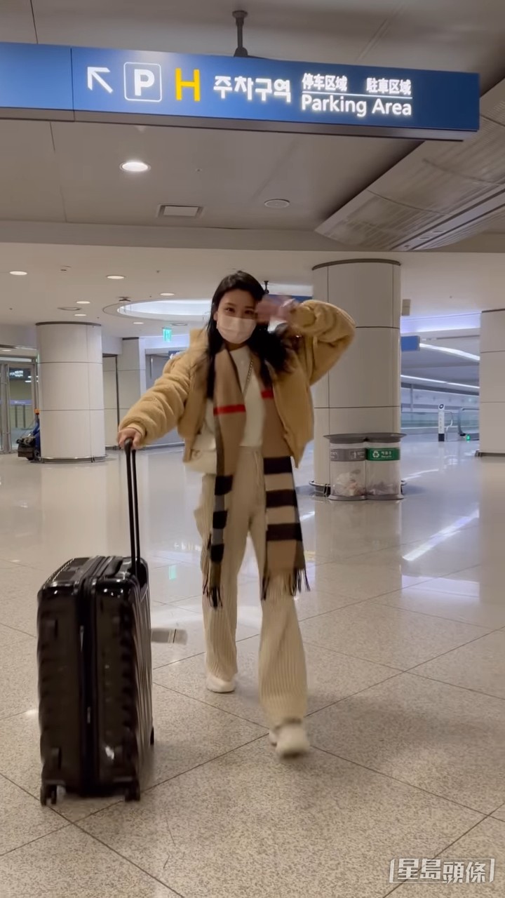 Coffee到達韓國後，全家拖住行李行近10分鐘搭機場鐵路。