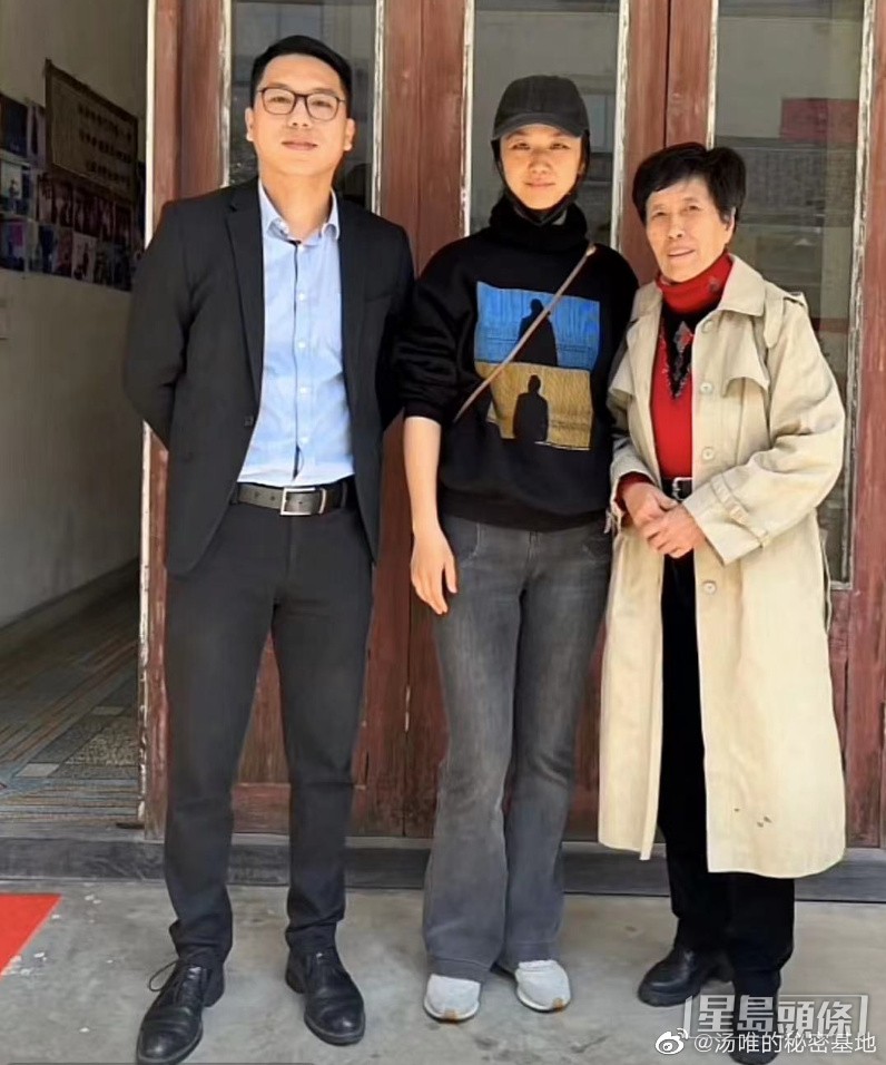 湯唯最近帶老公金泰勇及6歲囡囡回鄉祭祖，更不停親友合照。