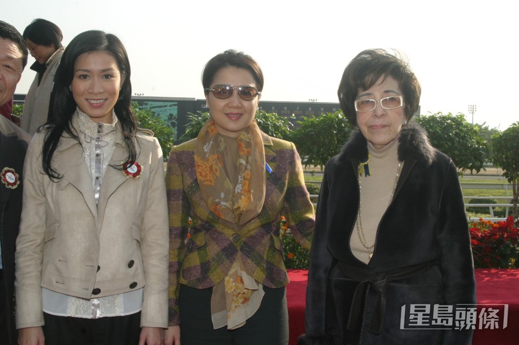 馮何婉（右）鴻晚年由四太梁安琪（中）照顧。
