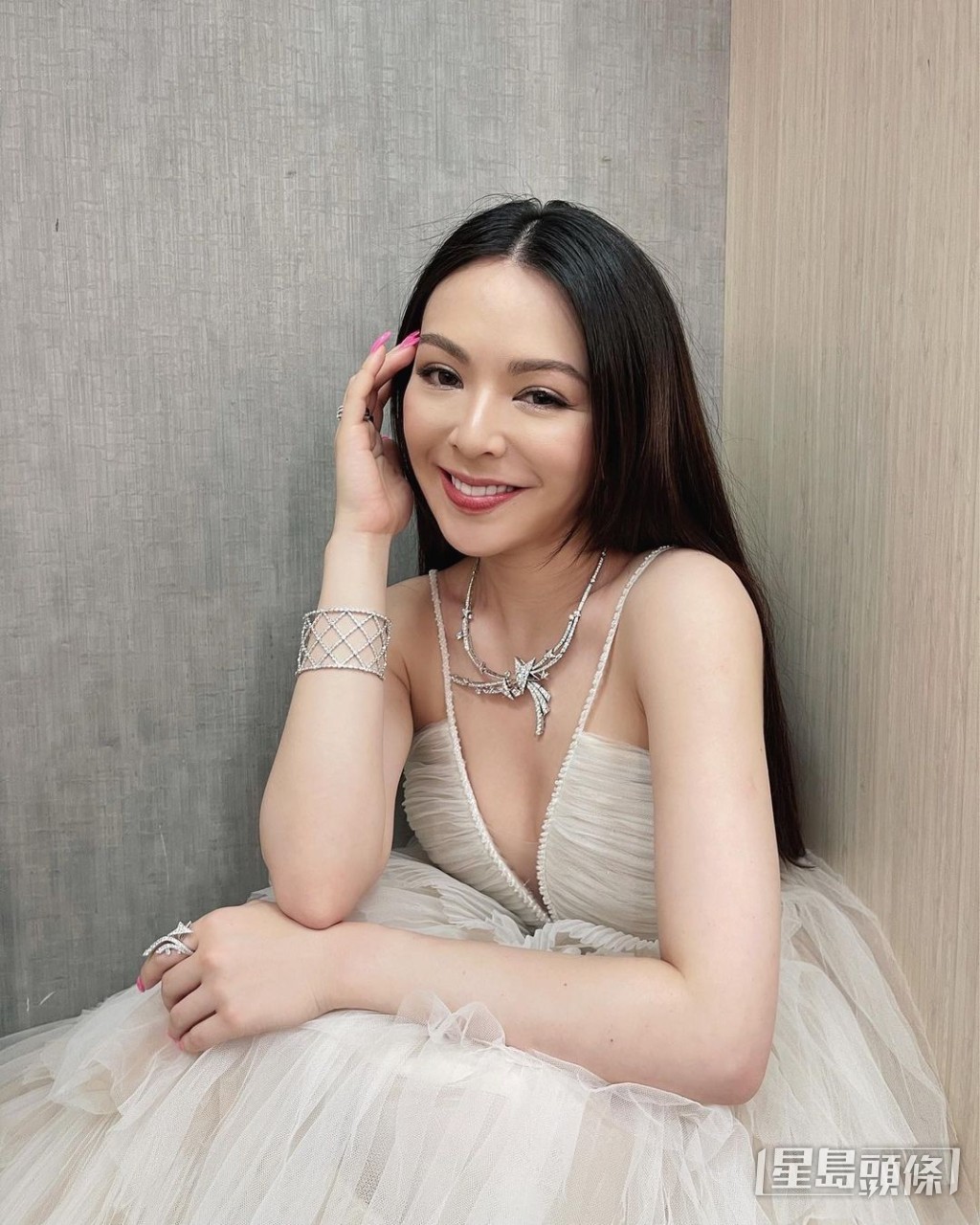 不过JW现时专心工作,未有婚期。