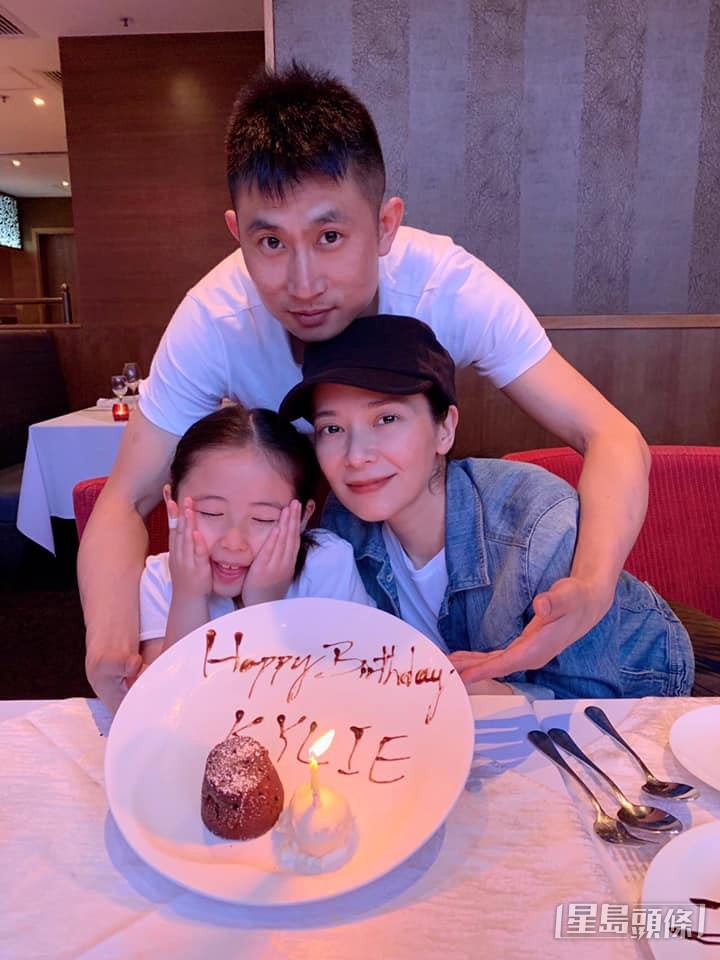 雖然婚後郭羨妮與老公分隔兩地工作，但一家三口感情好好。