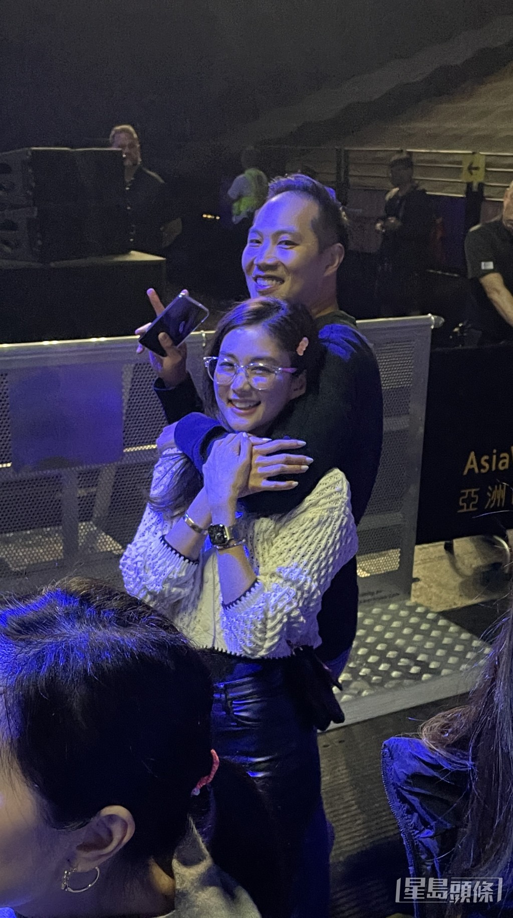 岑麗香拖實老公強強與友人坐頭排睇騷。
