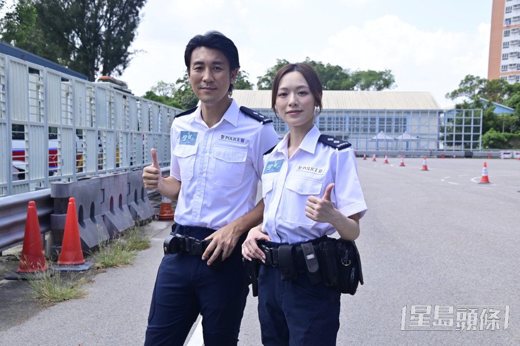 馮盈盈與譚俊彥到粉嶺為節目《警聲百二秒》錄影。