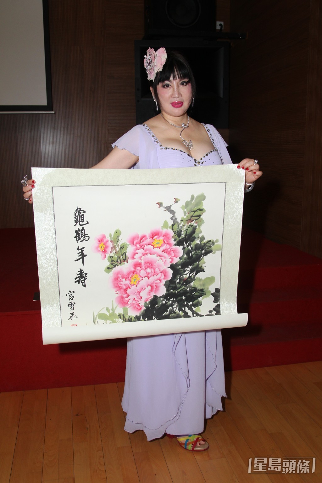 宮雪花擅長書畫,更多次參展或義賣。