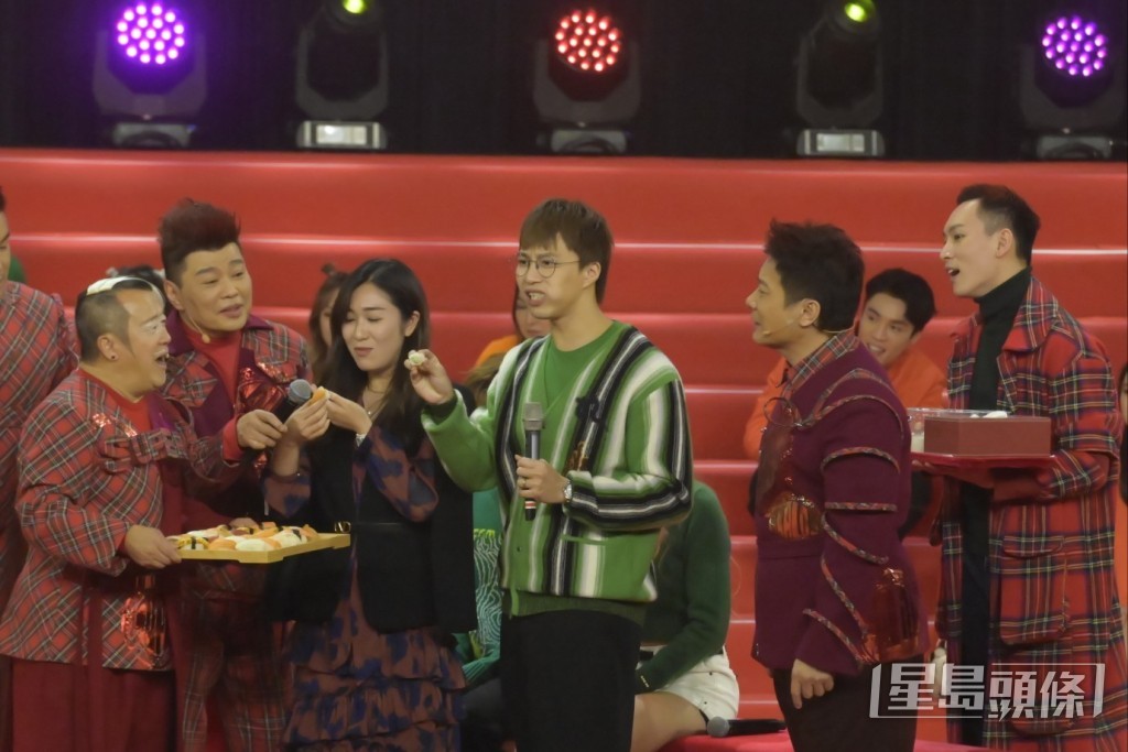 “奖门人”曾志伟率领一班艺员大玩游戏。