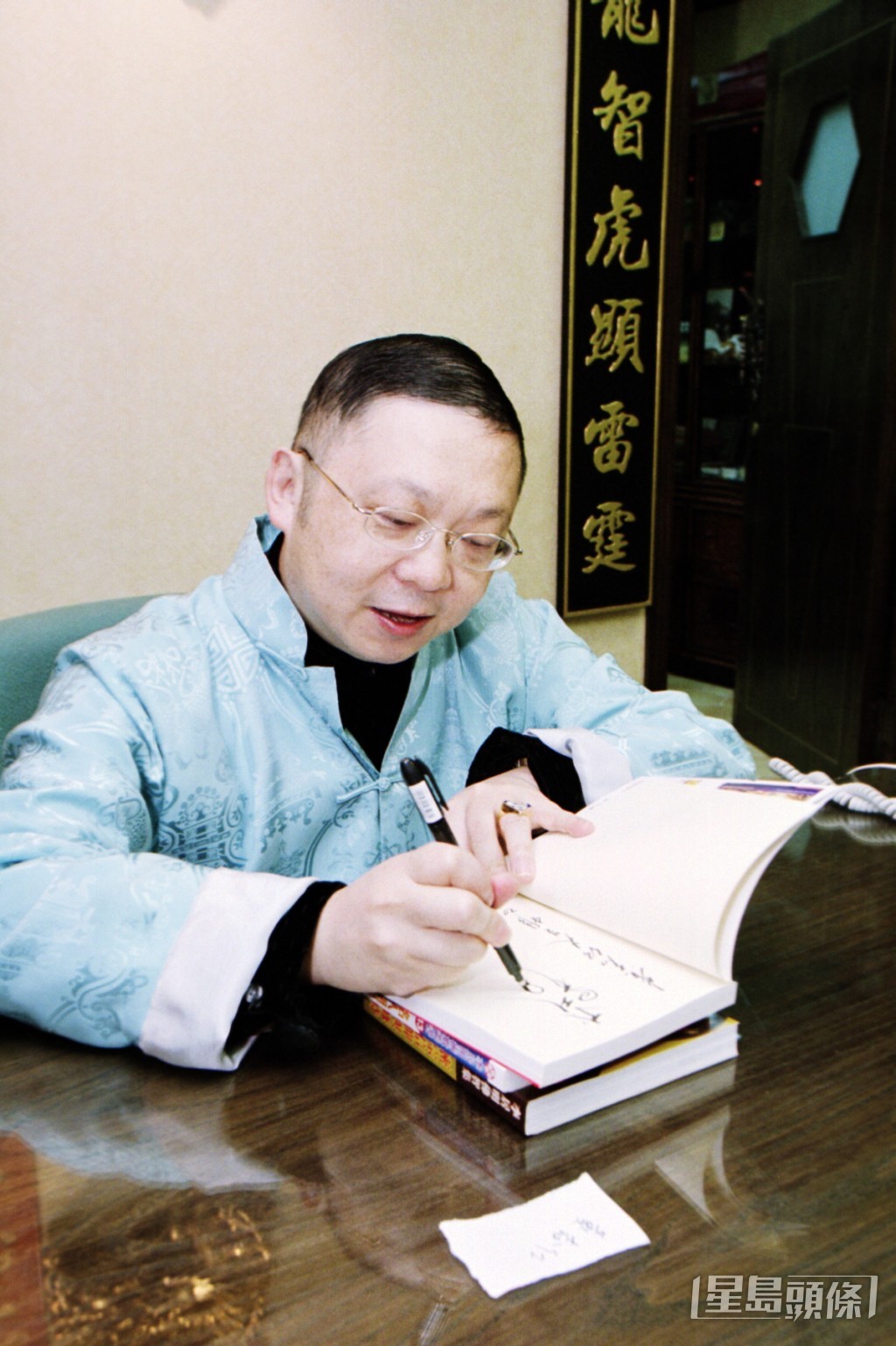 李居明早年曾任職報社、編劇等工作多年,至1988年轉型為全職玄學家,除算命、睇風水等外,李居明多年來亦出書、搞影視、賣風水用品、創立「修明佛院」等瓣數多多。