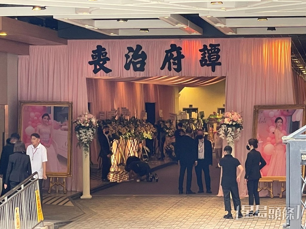 灵堂门口摆出2张Abby生前相片，同样以粉红色为主