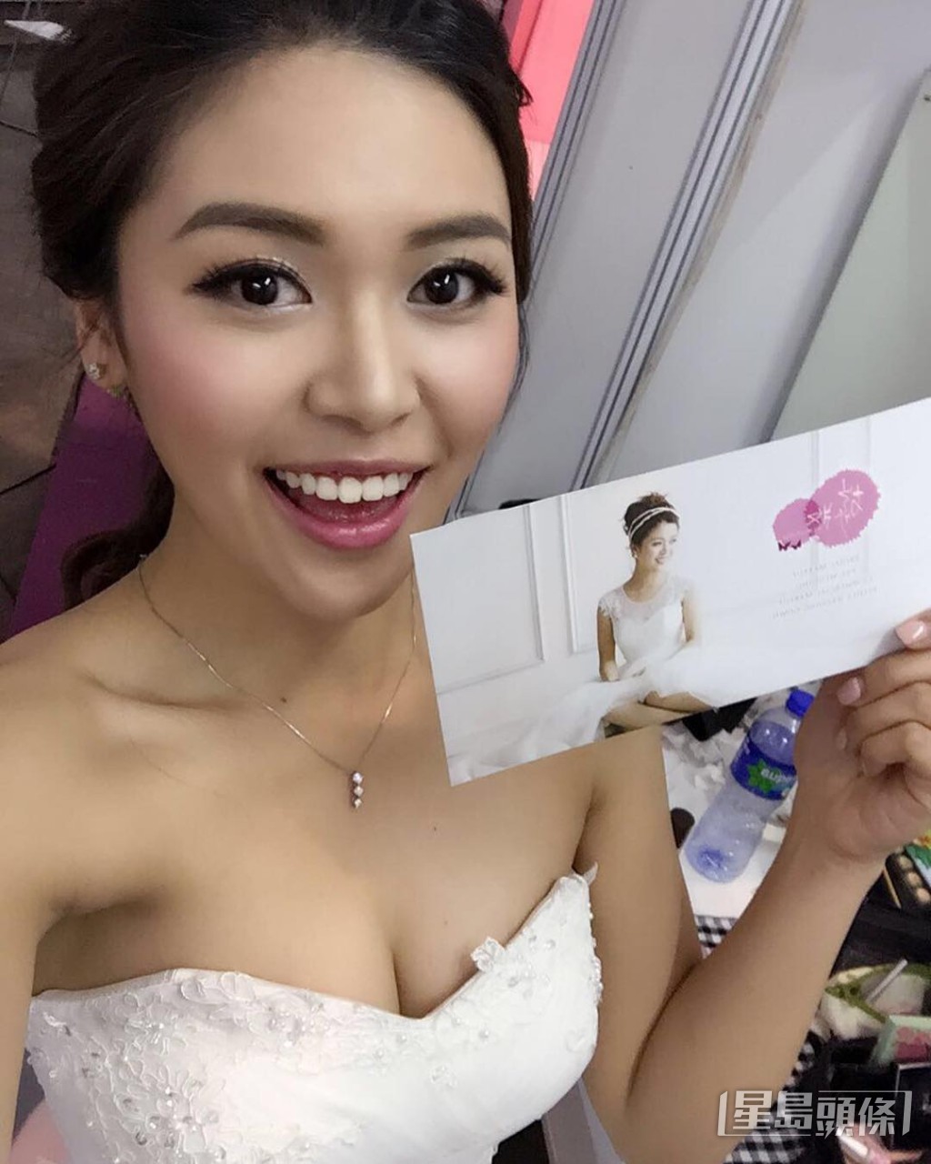 吕晨曦当年穿上婚纱拍广告。