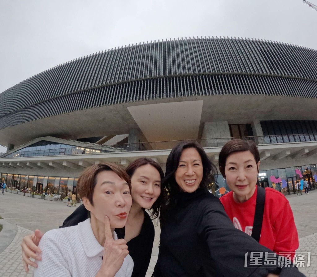 梁詠琳（右二）近日罕有返港，即約譚玉瑛、黎芷珊及李懿樺（左二）等舊拍檔重聚。