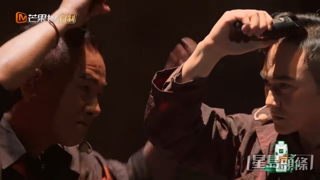 陳小春賽前教張智霖剃頭。