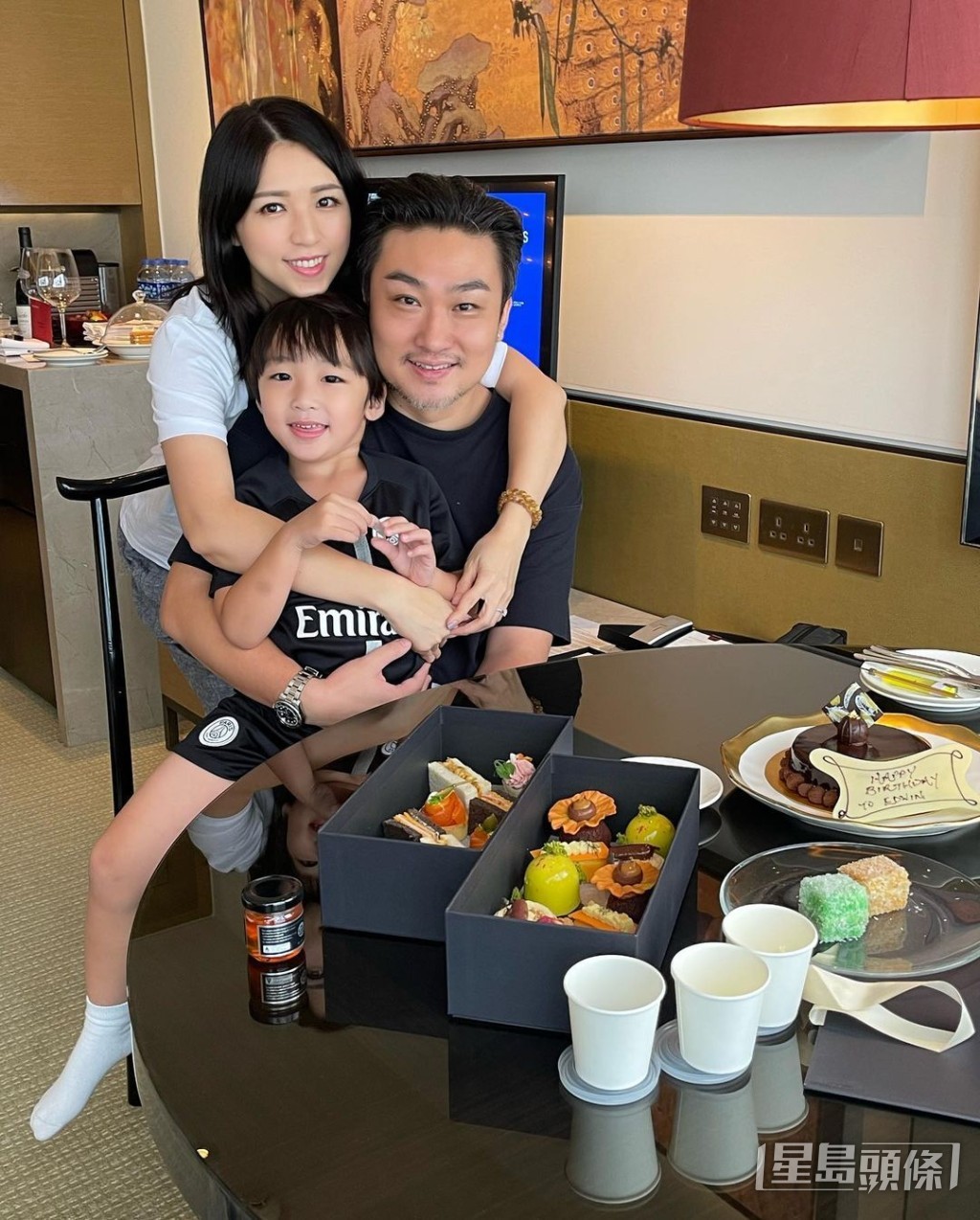一家三口好幸福。