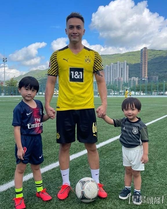 經常做運動，帶兩個兒子踢足球。