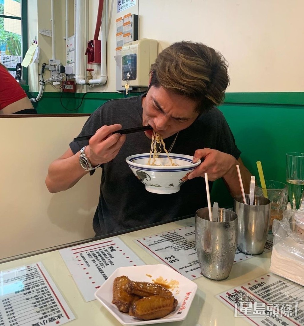 關楚耀變慳佬,Casual wear喺茶記食碗麵都咁開心。