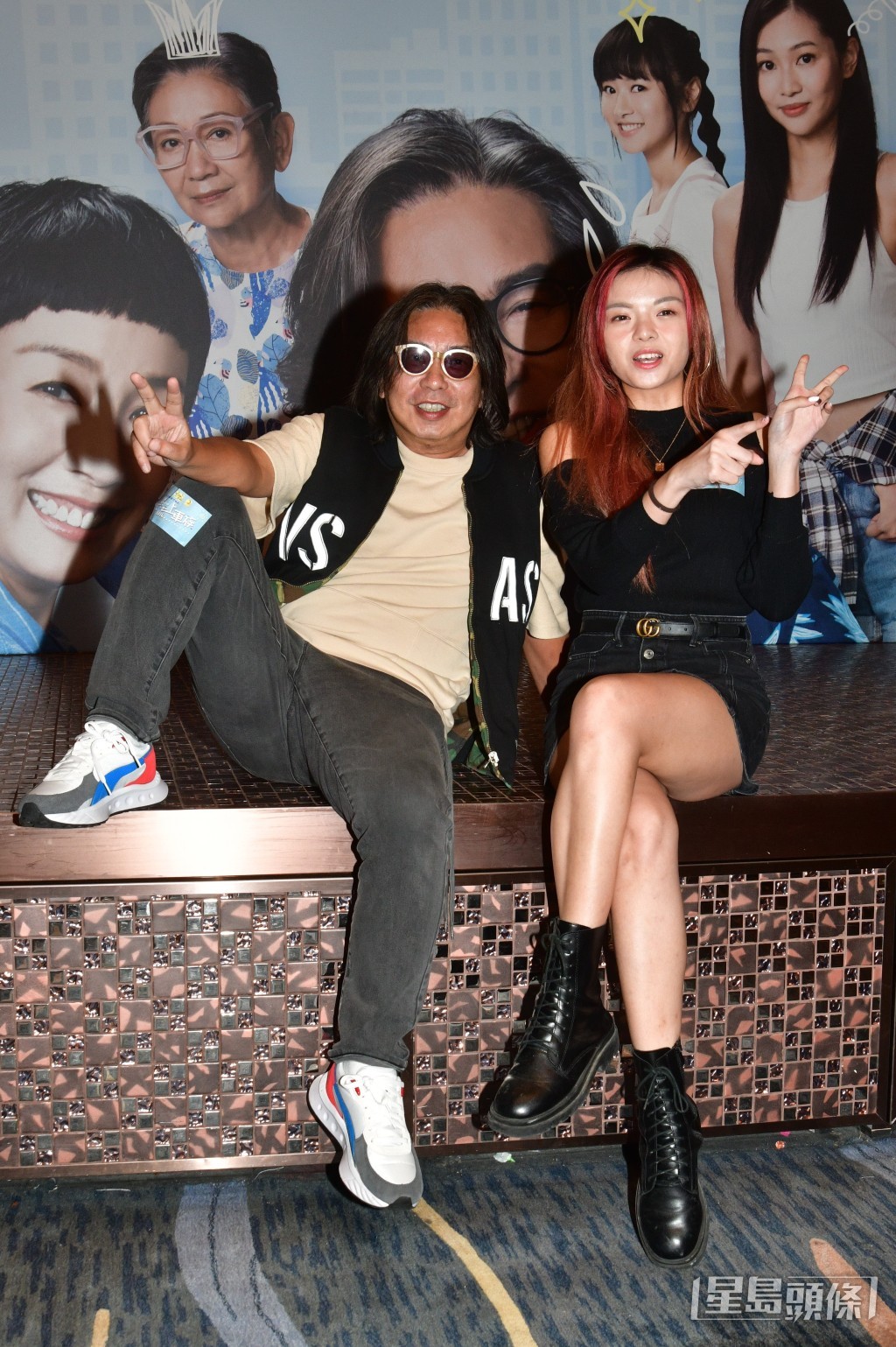一眾演員起鬨表示若超過30點,要林敏驄(左)着T Back唱主題曲慶祝。