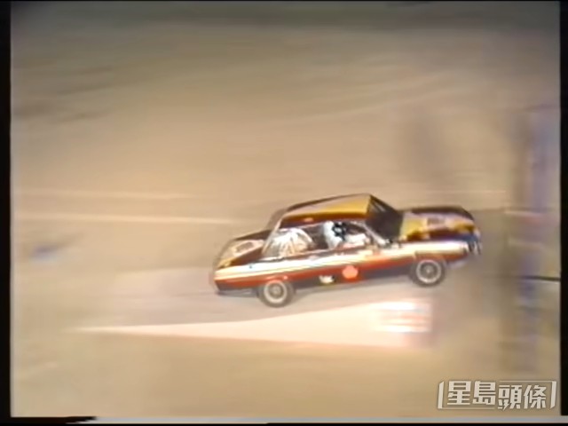 【1984年】劉德華表演飛車失敗,幸好最後人冇事,自行爬出車外,更站上車頂振臂高呼。