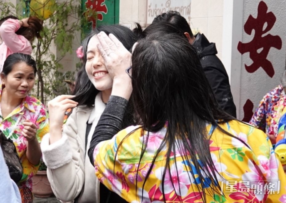 林婷婷在人群混戰中,搞到濕身。