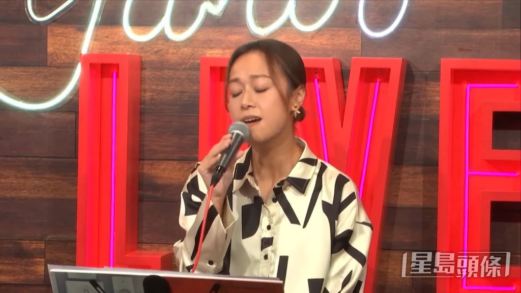 黄心颖演绎三首歌曲。 黄心颖演绎三首歌曲。