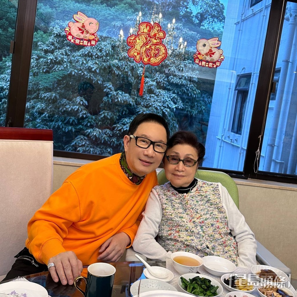 劉培基昨晚貼出新相，預早為仙姐賀壽。
