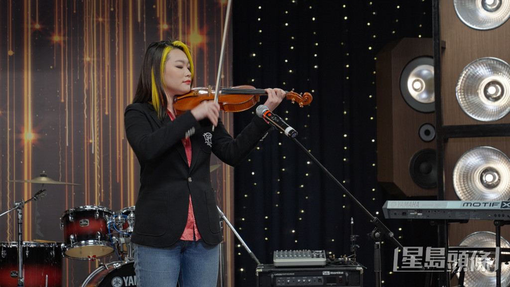 黃洛妍表演小提琴，讓小朋友領悟到美麗不單止是表面皮相，還包括了內涵。