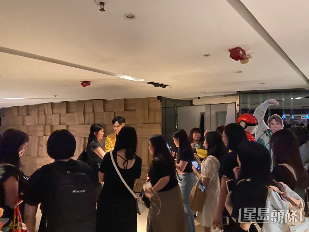 比賽完結,大量粉絲在場外等候偶像簽名合照,圖中為ASH。