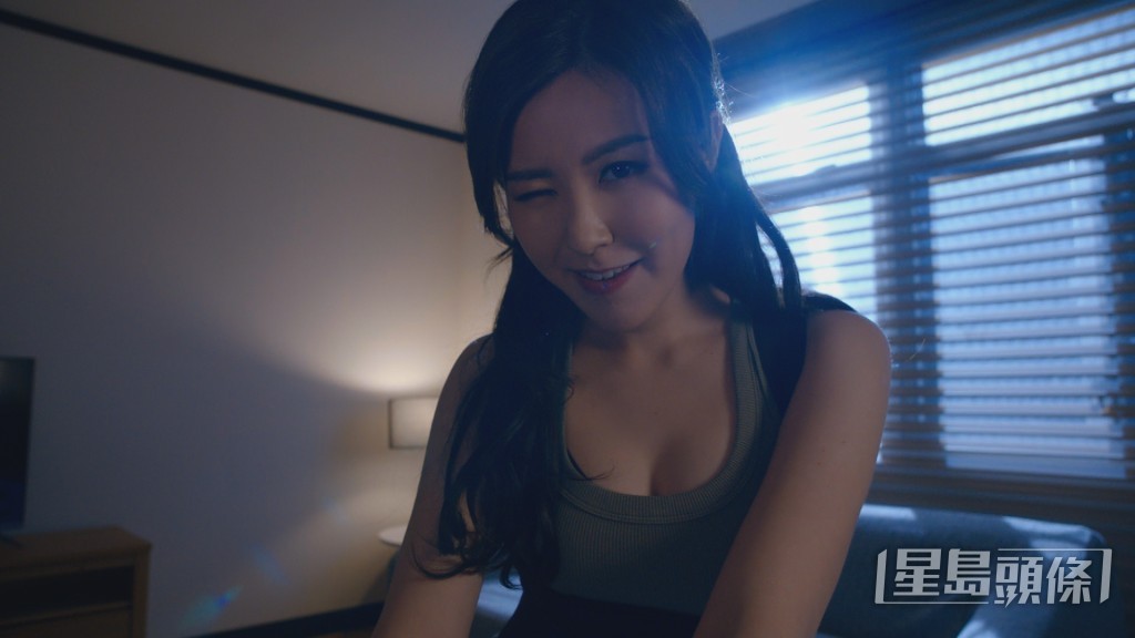 刘佩玥又咬唇又抛媚眼。