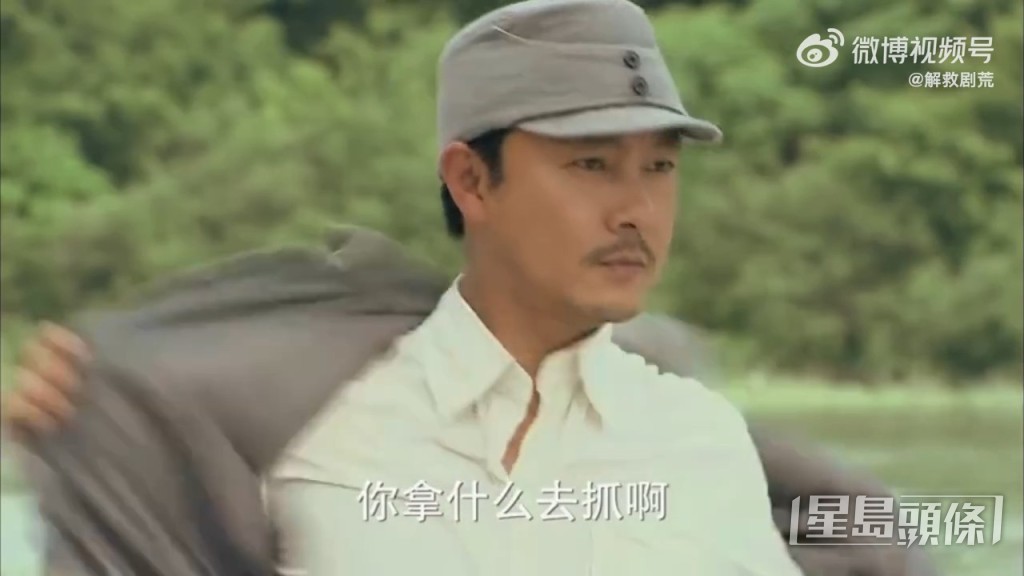 張衛健先除低裝備跳落河，但又唔除帽。