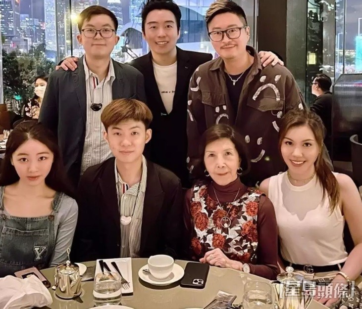張光怡同樂易玲兩子Adrian(前排左二)及Ryan(後排左一)好熟絡,並由名媛區詠梅(前排右二)提名參選港姐。