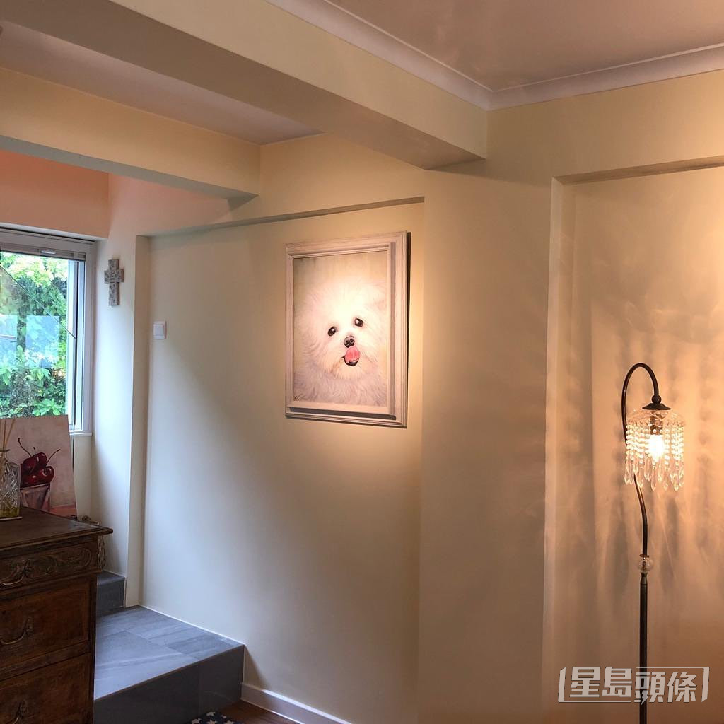 室内摆放黄智贤画家太太的大量画作。