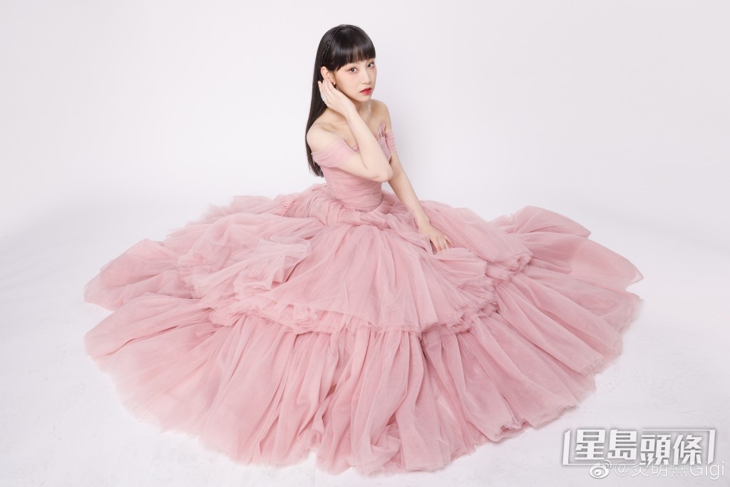 17歲的炎明熹依然青春活潑,充滿少女味。