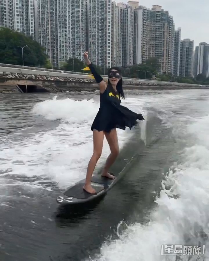 陳庭欣扮「蝙蝠女孩」（Batgirl）滑水，大騷長腿。
