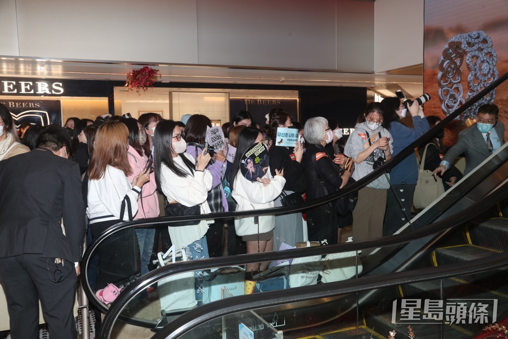 商场扶手电梯都有fans。