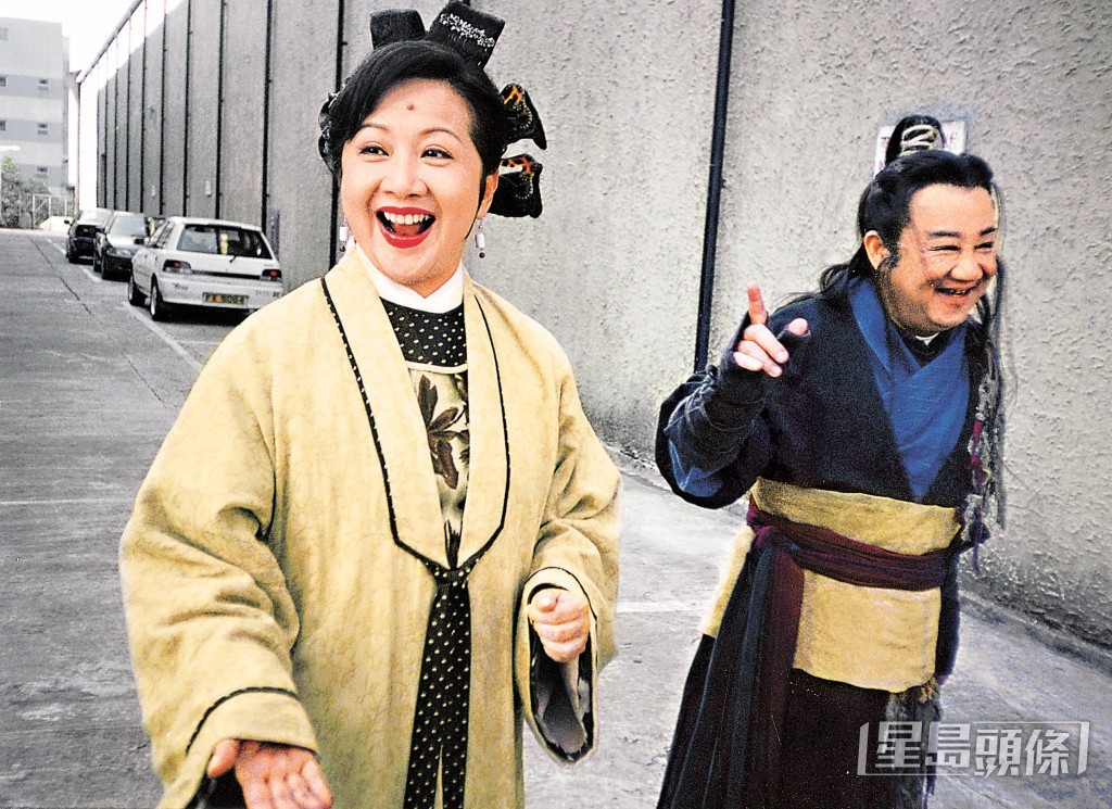 黎小田還曾與薛家燕在《皆大歡喜》古裝版中飾演舊相好，這是兩人在戲劇方面最後的合作。